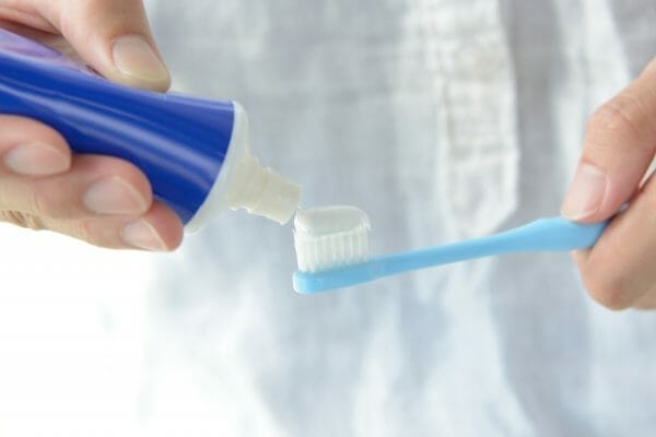 歯磨き中に吐きぐせのある男性の歯磨き中の画像