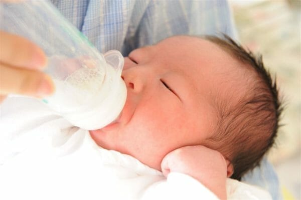 乳糖を消化する「ラクターゼ」という乳糖分解酵素をもっている赤ちゃんのイメージ