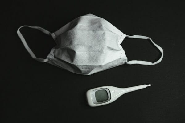 体温を高くすることで免疫力を高められることをイメージしたマスクの画像