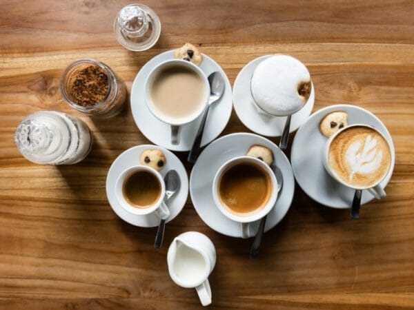 お茶やコーヒーに含まれるタンニンが貧血改善にはよくないかもしれないという疑問を提起するためのイメージ