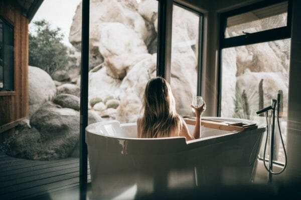副交感神経優位にして良質な睡眠をとるために湯船につかって入浴している女性のイメージ
