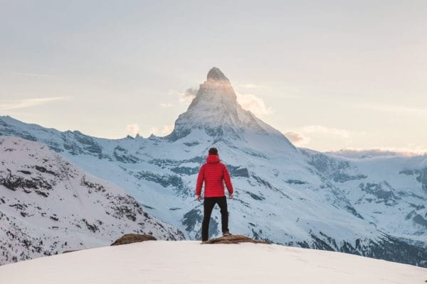 酸欠の症状を引き起こす高い山への登山をしている男性のイメージ