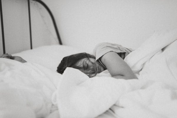 自律神経が乱れていることと副腎疲労が原因で朝に起きられない女性のイメージ