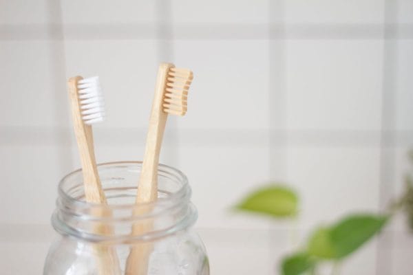 毎朝の歯磨きのときに吐きぐせがある人の原因である喉に当たる硬い歯ブラシのイメージ