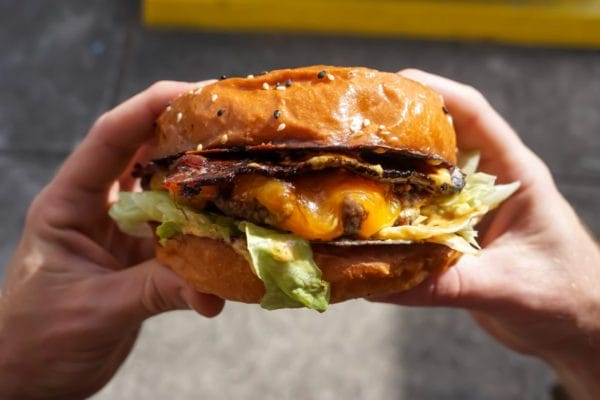 体重を減らそうと糖質抜きダイエットをやろうとした時にどうしても食べたくなるハンバーガーのイメージ
