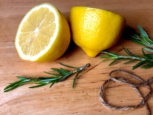 サプリメントから摂取するビタミンcが多く含まれている食品の例としてレモンのイメージ