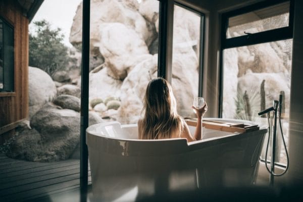 シャワーをやめて湯船に浸かり、交感神経優位にすることを意識している女性の画像