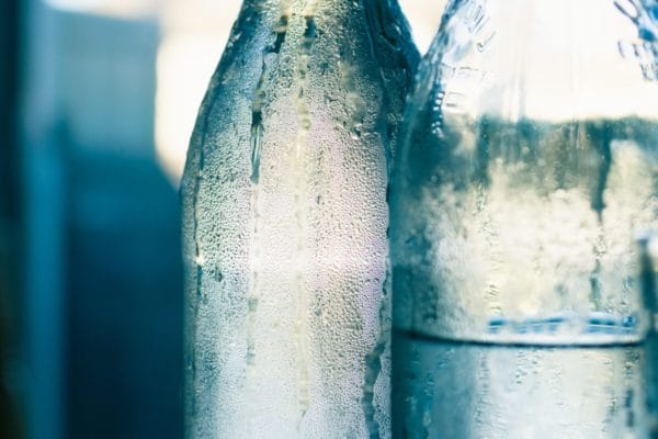 汗がでるタイミングと量をイメージした水滴のついたペットボトルの写真