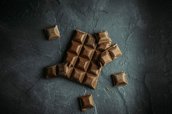 糖質mの高いプロテインバーと同じくらいカロリーが高いチョコレートのイメージ
