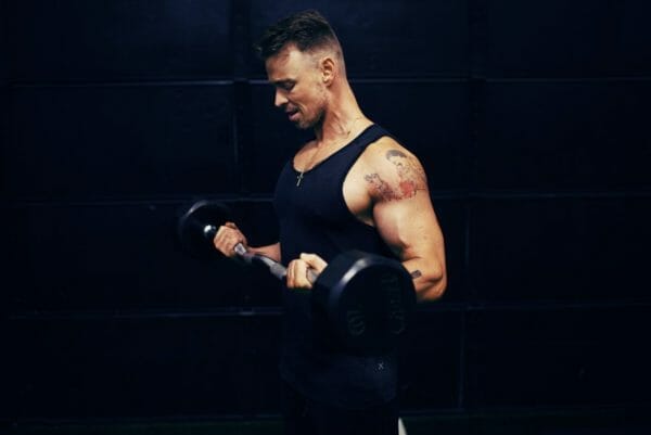 ハードなトレーニングをして筋肉が分解されている男性のイメージ