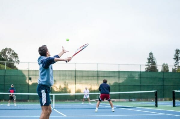 ハードな運動をしてプロテインが飲みたくなっているテニスプレイヤーのイメージ