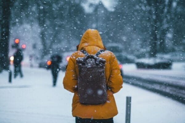 冬に体温がさがって温活をしようとしている人のイメージ