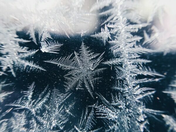 寒い冬にできる雪の結晶のイメージ