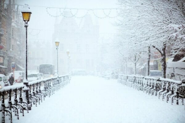 雪の降る寒い街のイメージ