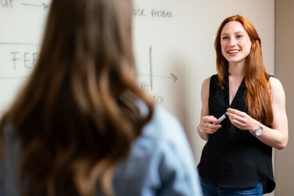 勉強計画について質問をしてくる生徒に答えている女性の先生のイメージ