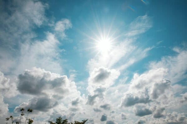 活性酸素が大量に発生しそうな太陽のイメージ