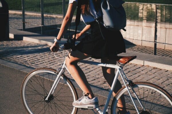 自転車通勤でくさい汗をかいてしまうことに悩んでいる人のイメージ