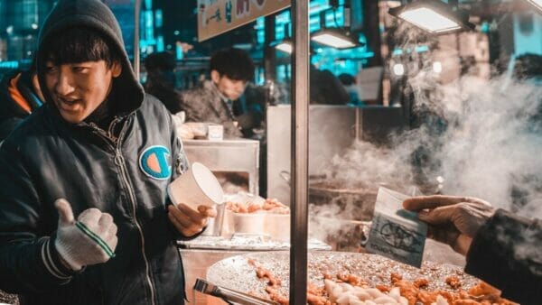 ストレス解消で食べるとすっきりする韓国料理を買っている人のイメージ