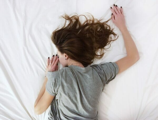 寝汗がひどくて熟睡できないことに悩む更年期障害の女性のイメージ