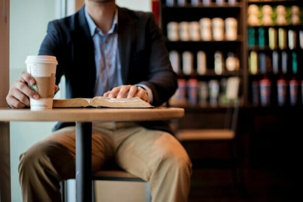 グランフロント大阪にオープンするスターバックスティー＆カフェでドリンクを飲んでいる男性のイメージ